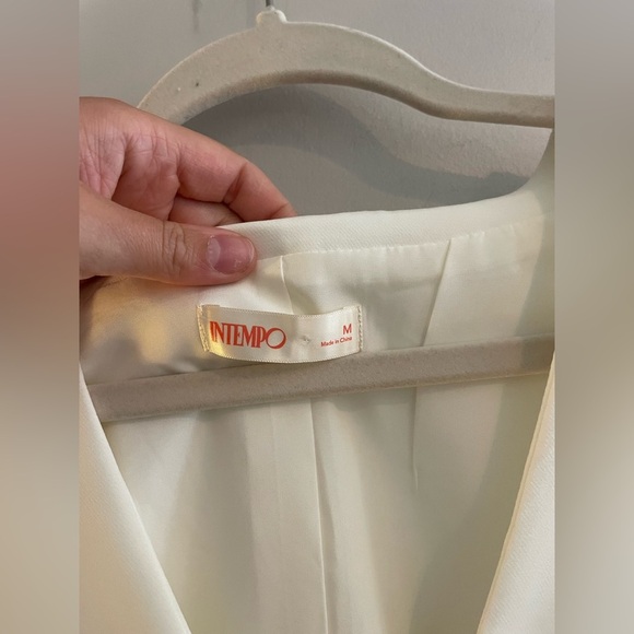 INTEMPO White Button Down Vest Cropped - Picture 2 of 3